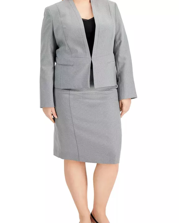 Le Suit Collarless Hook & Eye Closure at Front Shoulder Pads Side Welt Pockets Crepe Jacket with Skirt (Plus Size)