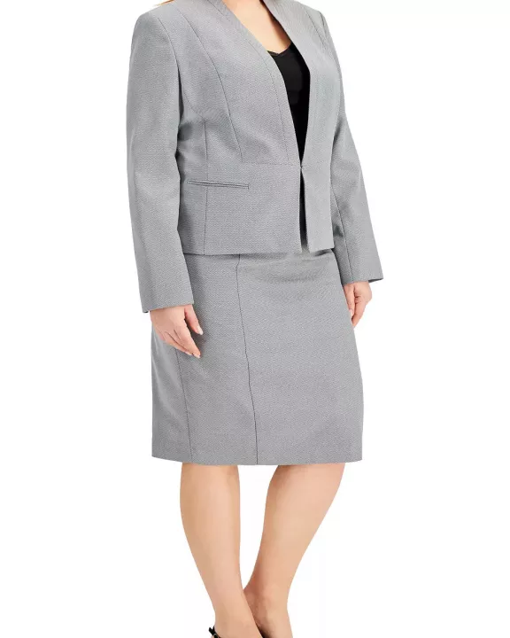 Le Suit Collarless Hook & Eye Closure at Front Shoulder Pads Side Welt Pockets Crepe Jacket with Skirt (Plus Size)