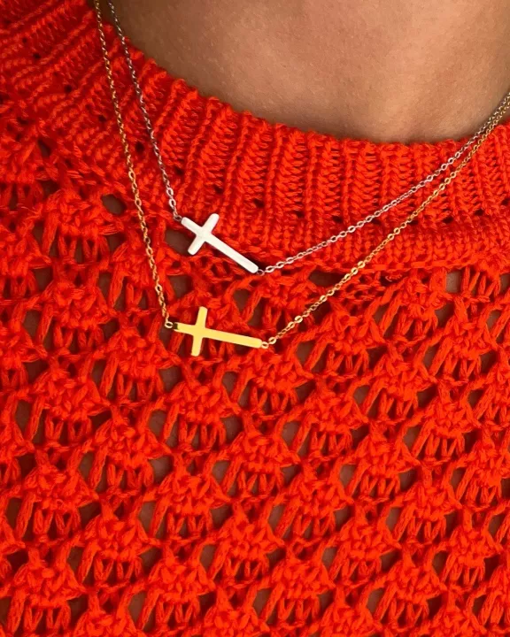 MEDIUM CROSS NECKLACE