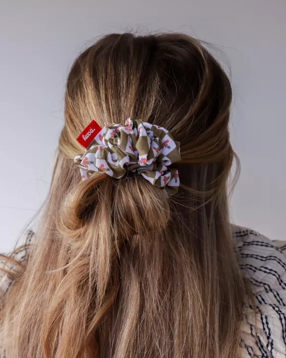 CHECKERED FLORAL MIDI SCRUNCHIE