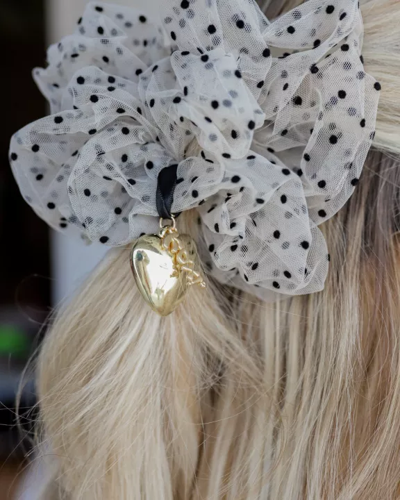 HEART CHARM SCRUNCHIE ( 2 COLORS )