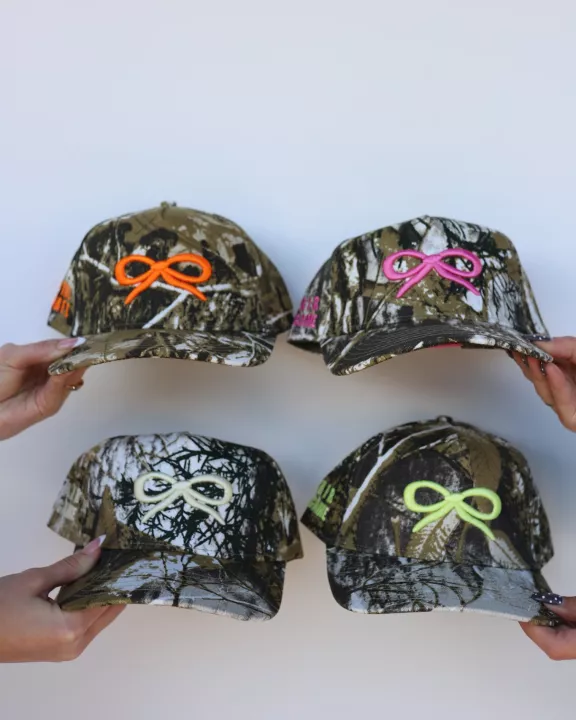 CAMO BOW TRUCKER HAT