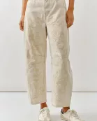 AJP5114 EMBROIDERED DETAIL COTTON BARREL PANTS