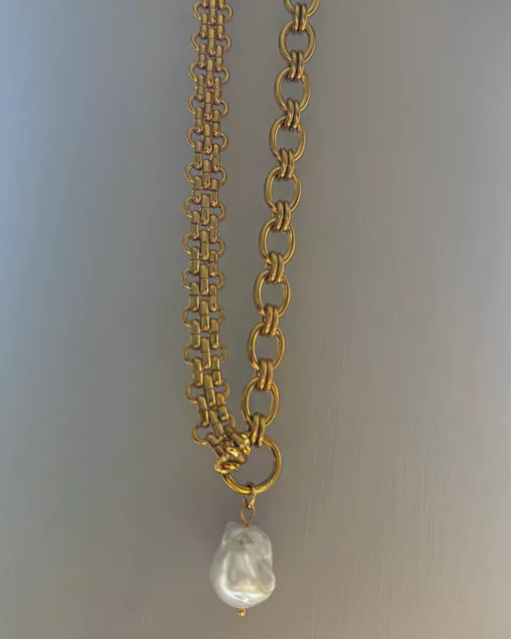 THE AMBER NECKLACE