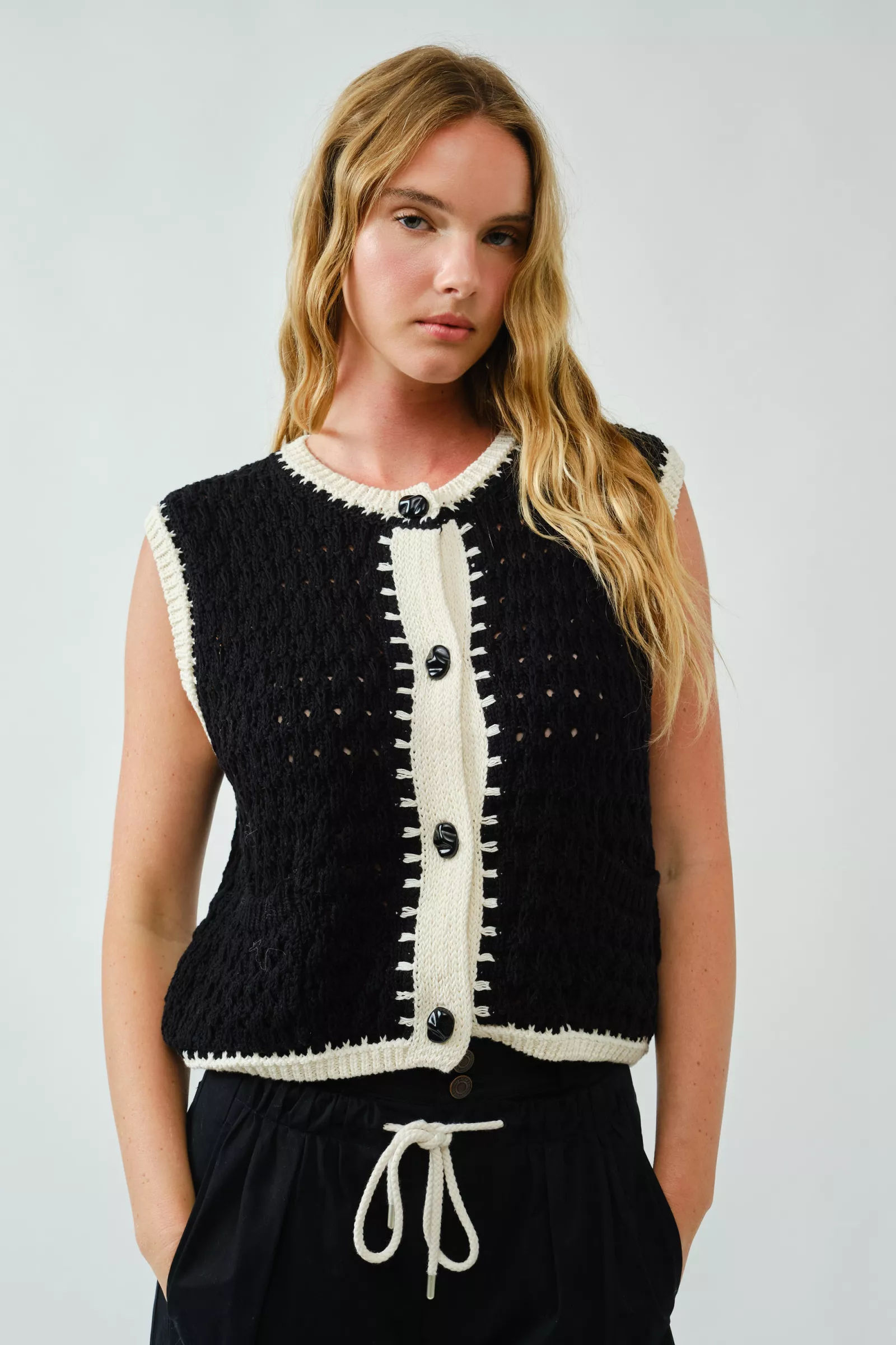 AJT5118  PULLOVER LARGE BUTTON KNIT VEST TOP