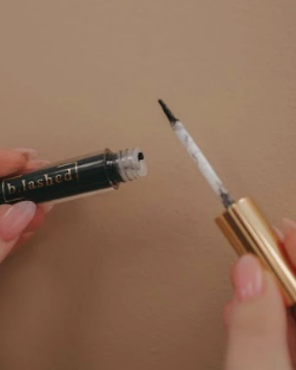 Black Lash Adhesive